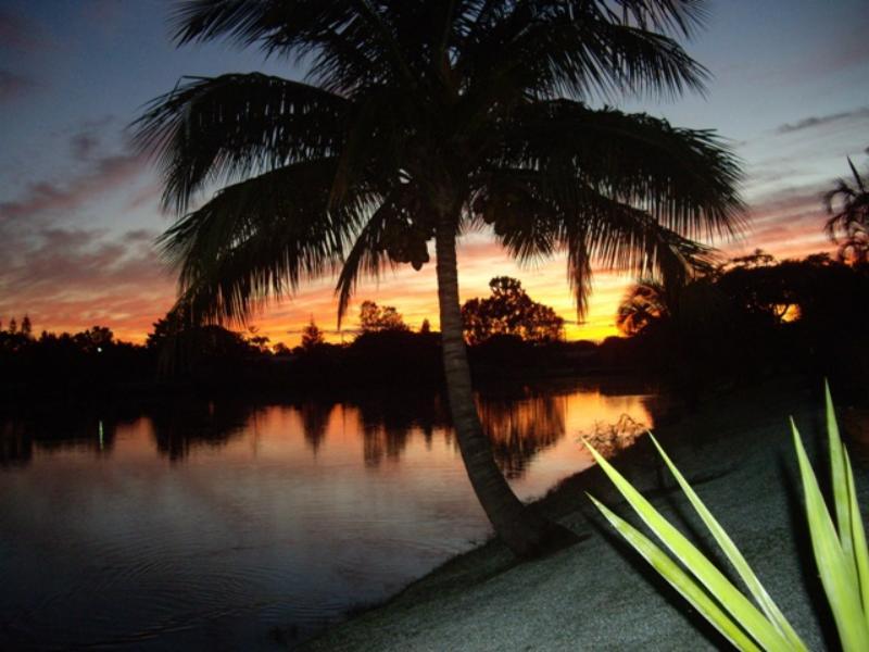 Alexander Lakeside Bed and Breakfast — 4-Star Luxury Hotel in Urangan, Australia