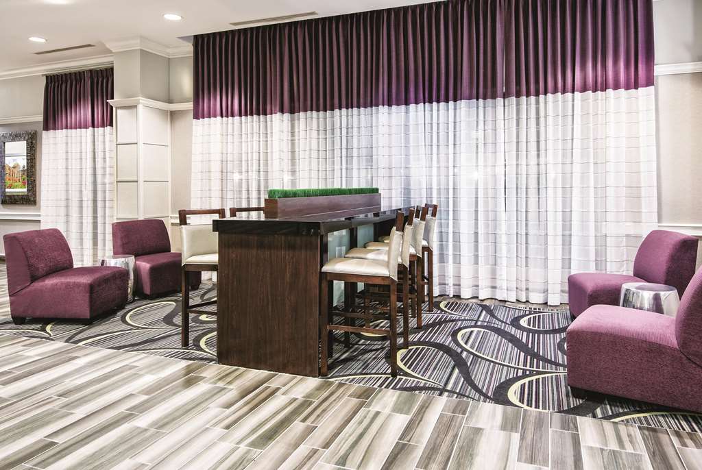 La Quinta Inn & Suites by Wyndham San Antonio Riverwalk - photo 5