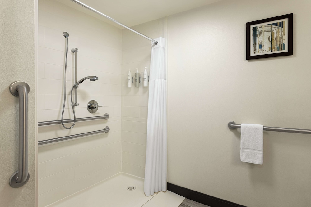 Hampton Inn Kansas City Airport - photo 17