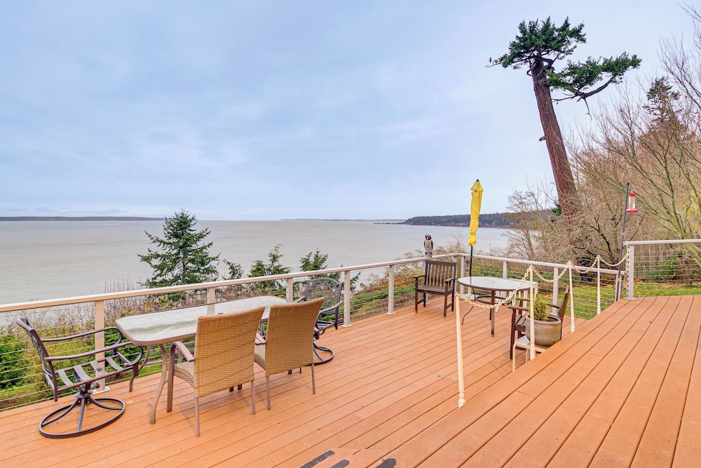 Uninterrupted Water Views Whidbey Island Getaway — hotel in Freeland