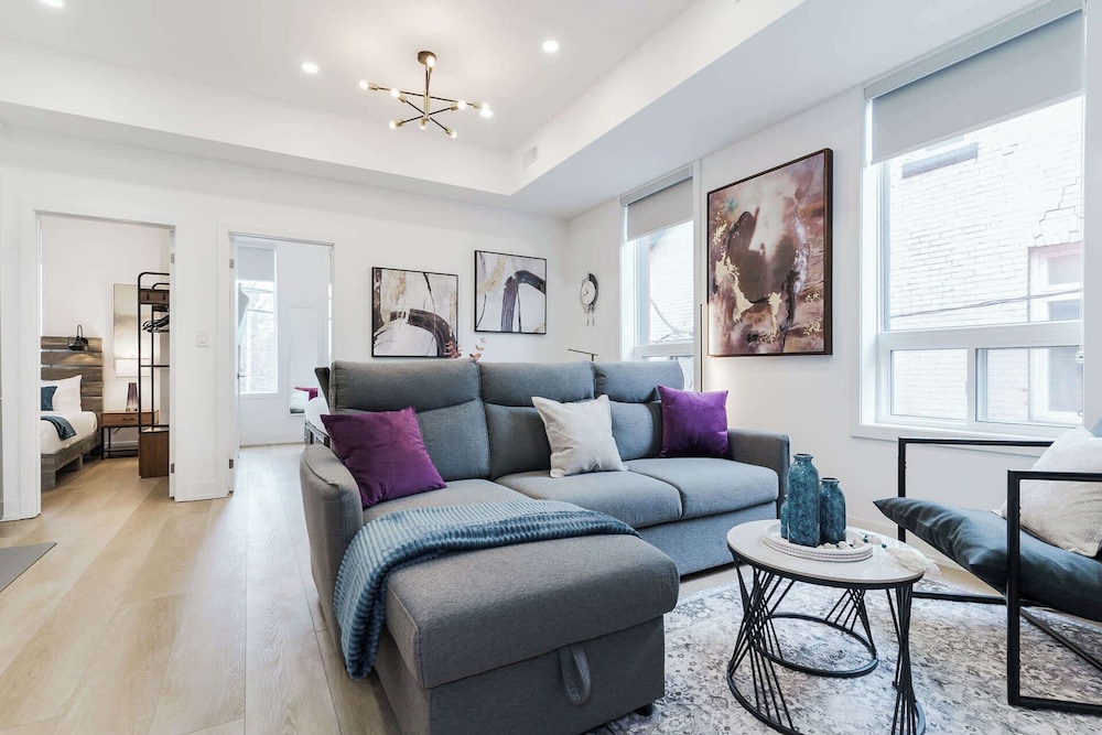 Elegant Suite Near Kensington Market Sleeps 8 — 4-Star Luxury Hotel in Toronto, Canada