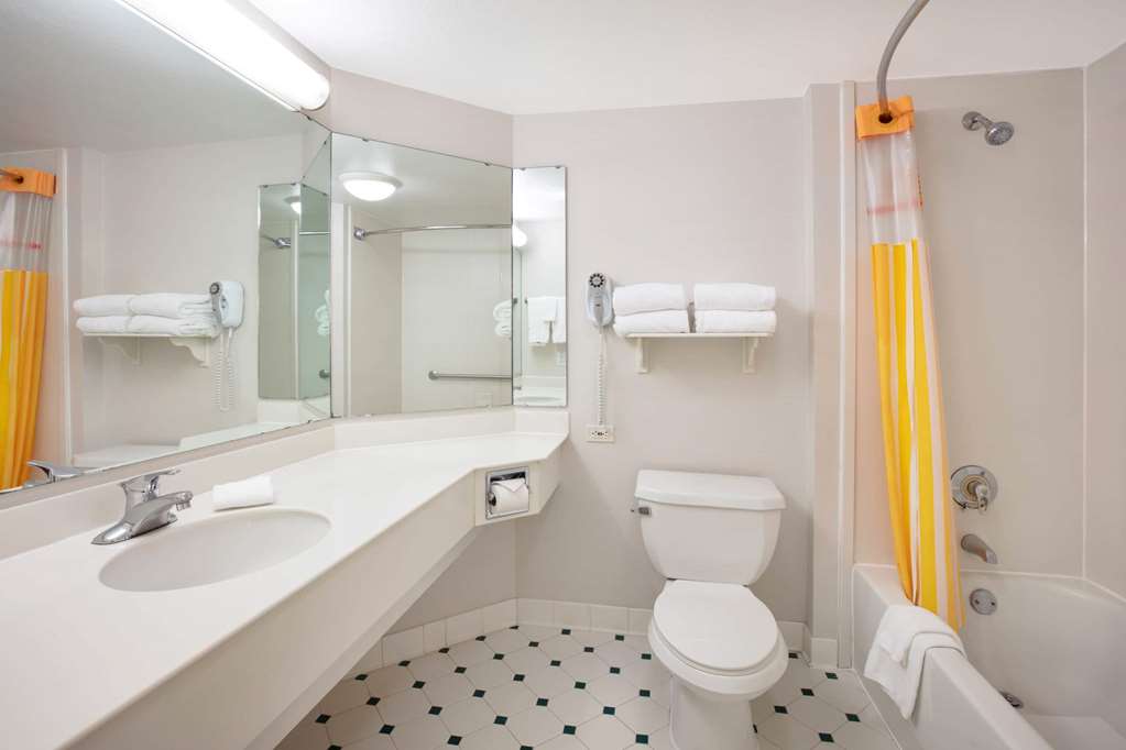 La Quinta Inn & Suites by Wyndham Ocala - photo 20