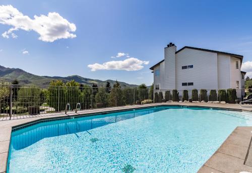 Park Pointe: City Sights Chalet — 4-Star Luxury Hotel in Chelan, United States