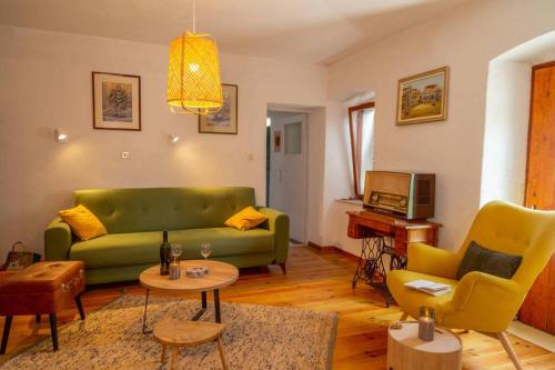 Holiday Home Vintage Makarska Lovreć — 4-Star Luxury Hotel in Lovrec, Croatia