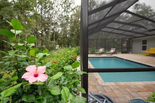 Pet friendly Heated Pool Close to Everything 3 Bedroom Home — 4-Star Luxury Hotel in Dunnellon, United States