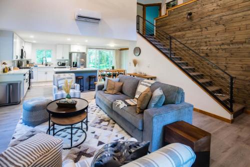 Perch Evergreen Cabin — 4-Star Luxury Hotel in Ashford, United States
