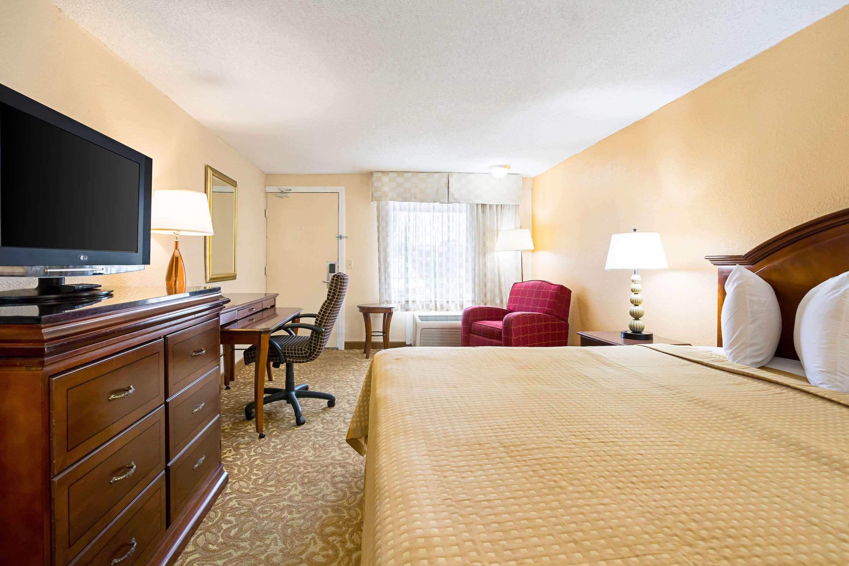 Rodeway Inn Metro Airport - photo 8
