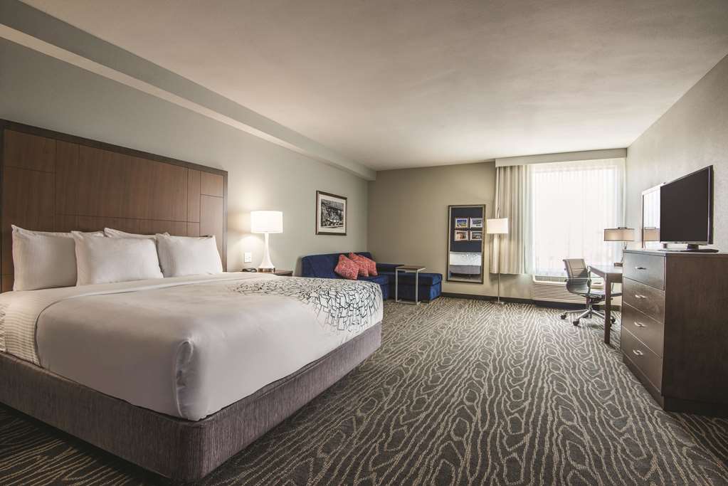 La Quinta Inn & Suites by Wyndham Kingman - photo 15