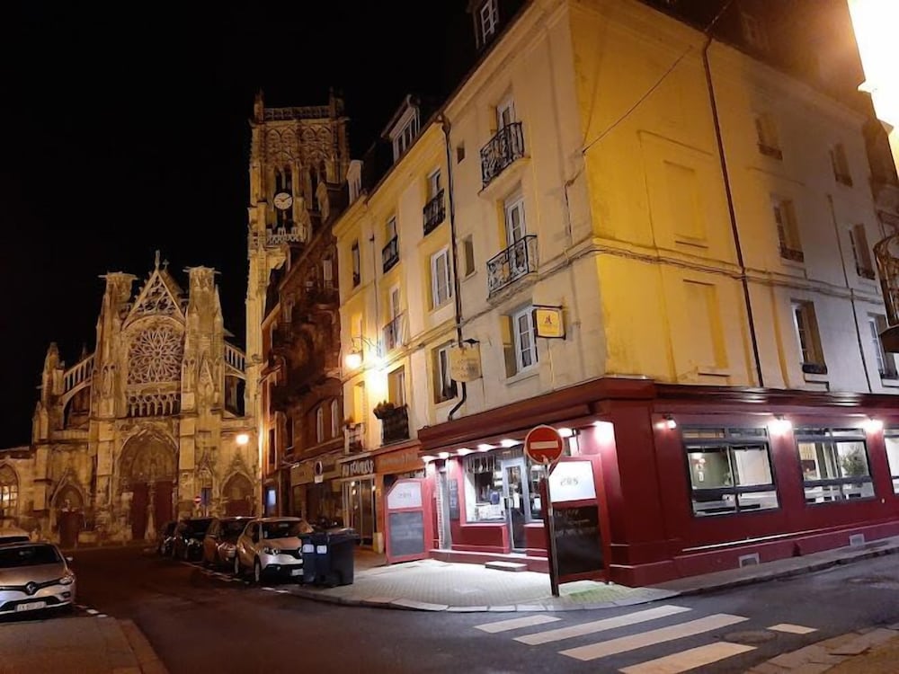 Hôtel Au Grand Duquesne in Dieppe, France