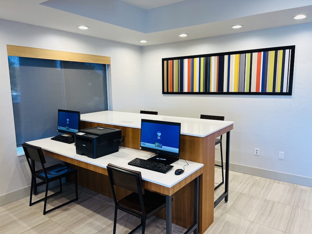 Holiday Inn Express & Suites Salinas by IHG - photo 22