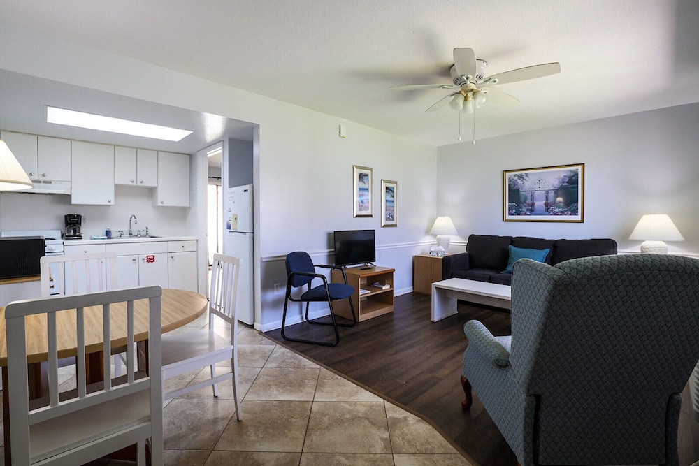 Coastal Waters Inn - photo 106
