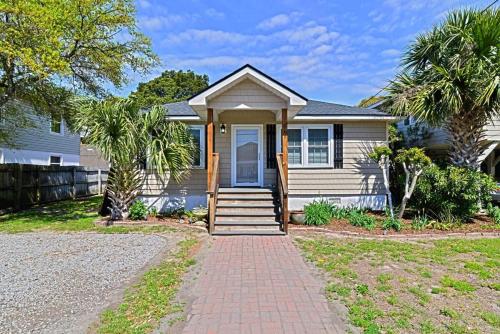 Endless Summer Renovated Home 100 Feet to Beach with Fenced Yard Grill — 4-Star Luxury Hotel in Myrtle Beach, United States