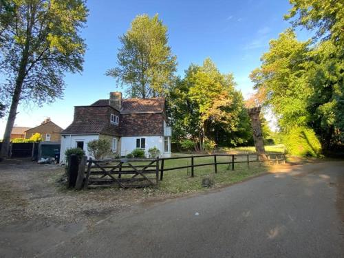 3 bed house near Gatwick and Redhill — 4-Star Luxury Hotel in Bletchingley, United Kingdom