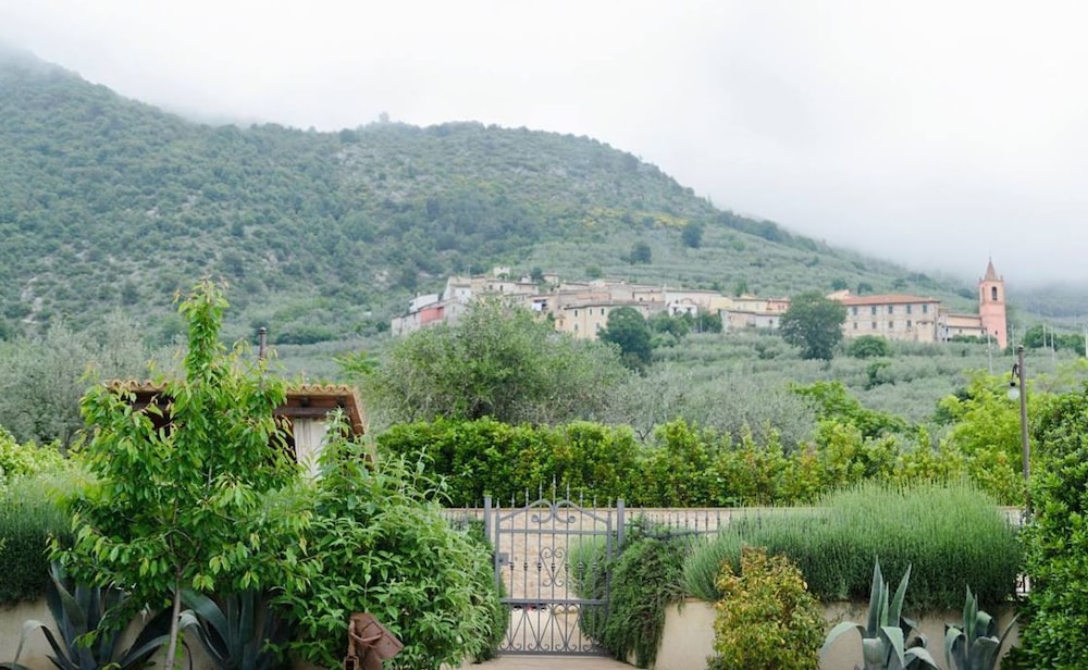 Agriturismo Monte Cologna — 4-Star Luxury Hotel in Foligno, Italy