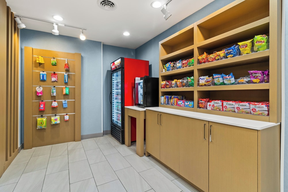 Holiday Inn Express and Suites Fairmont by IHG - photo 64