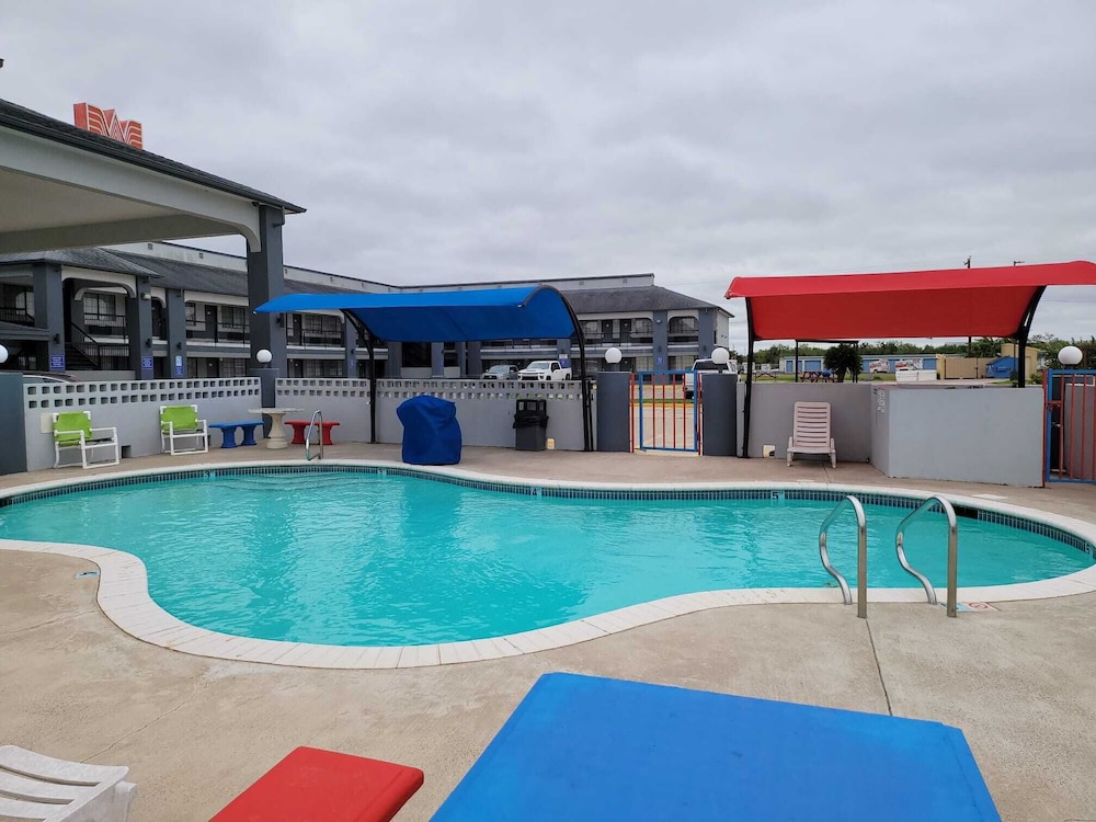 Texas Inn & Suites Raymondville - photo 59