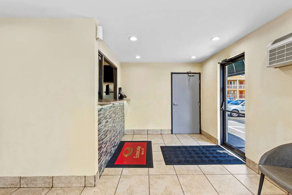 Econo Lodge Akron Copley Northwest - photo 5