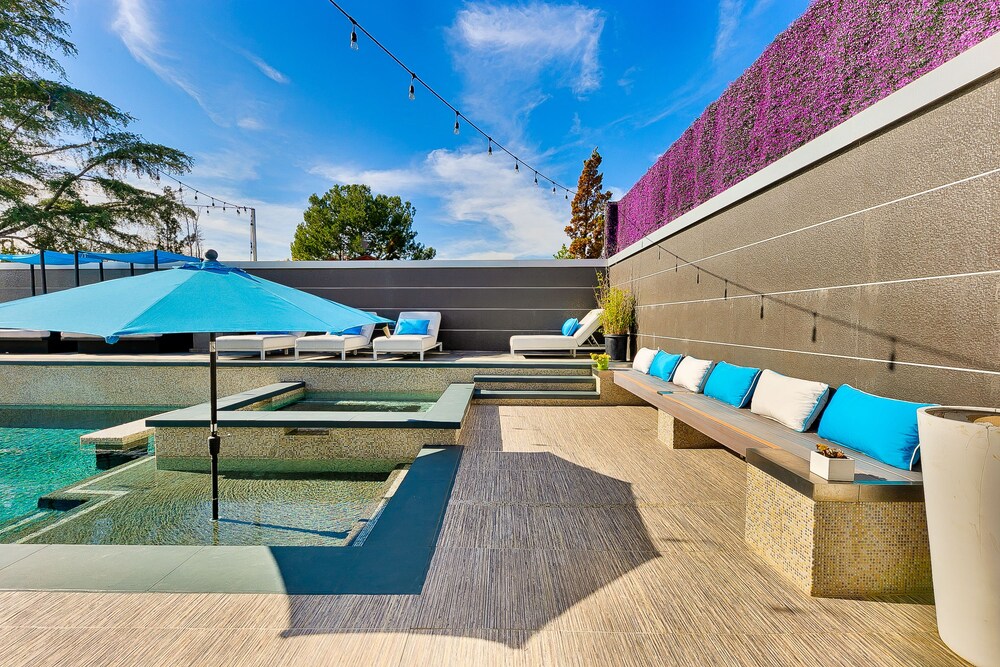 Hollywood Estate With Stunning Views - photo 42