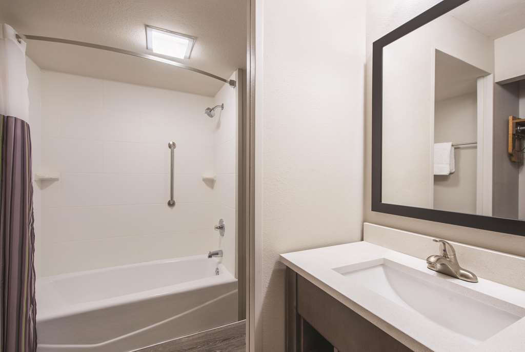 La Quinta Inn & Suites by Wyndham Phoenix Mesa West - photo 30