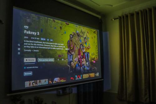 Bollywood House 100 inch Cinema Jacuzzi Party Couples — 4-Star Luxury Hotel in Gurgaon, India