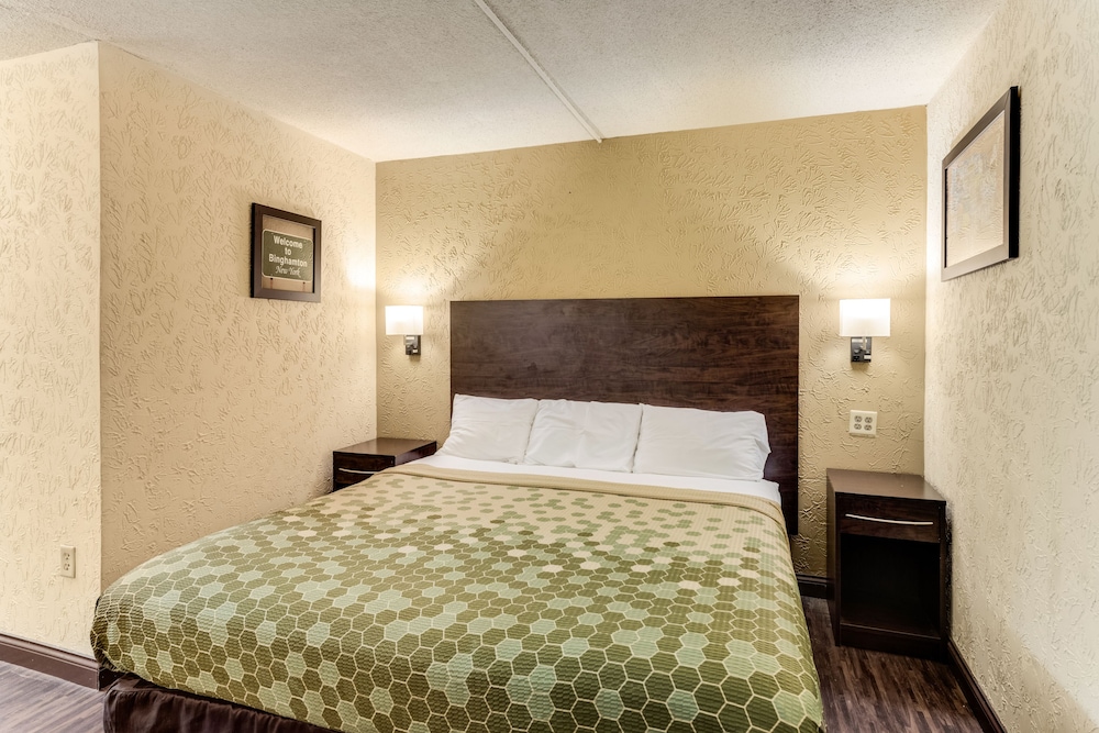 Econo Lodge Inn And Suites - photo 2