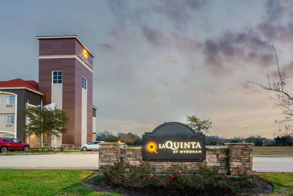La Quinta Inn & Suites by Wyndham Bridge City - photo 4