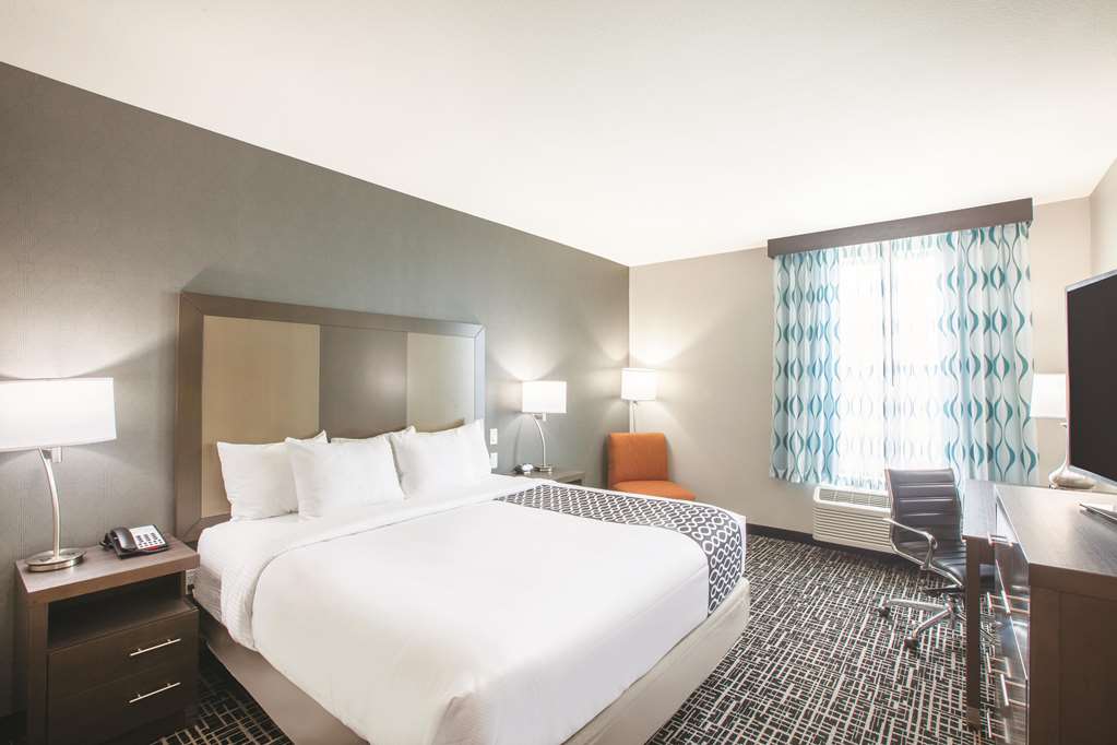 La Quinta Inn & Suites by Wyndham San Marcos Outlet Mall - photo 21