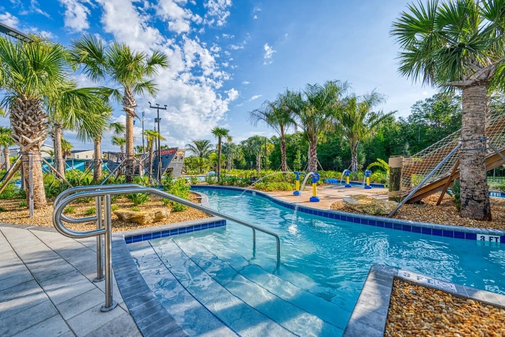 Chic Modern Marvel Themed Beds Private Pool - photo 41