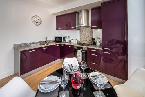 Modern & spacious 2 bed flat with secure parking