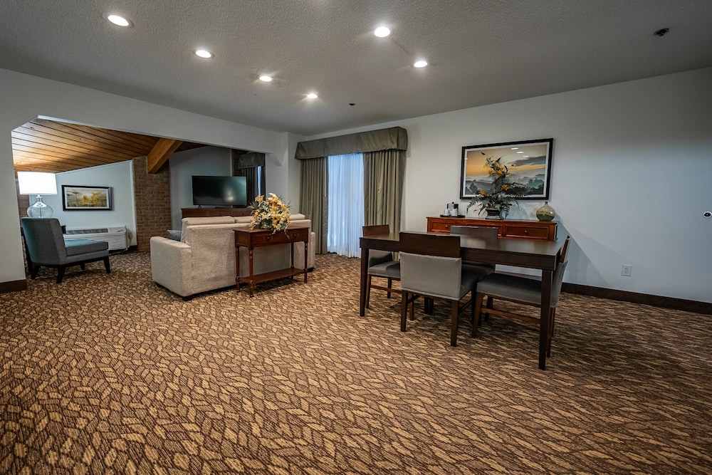 Christopher Inn and Suites - photo 7