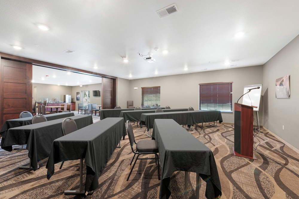 Cobblestone Hotel & Suites Urbana - photo 68