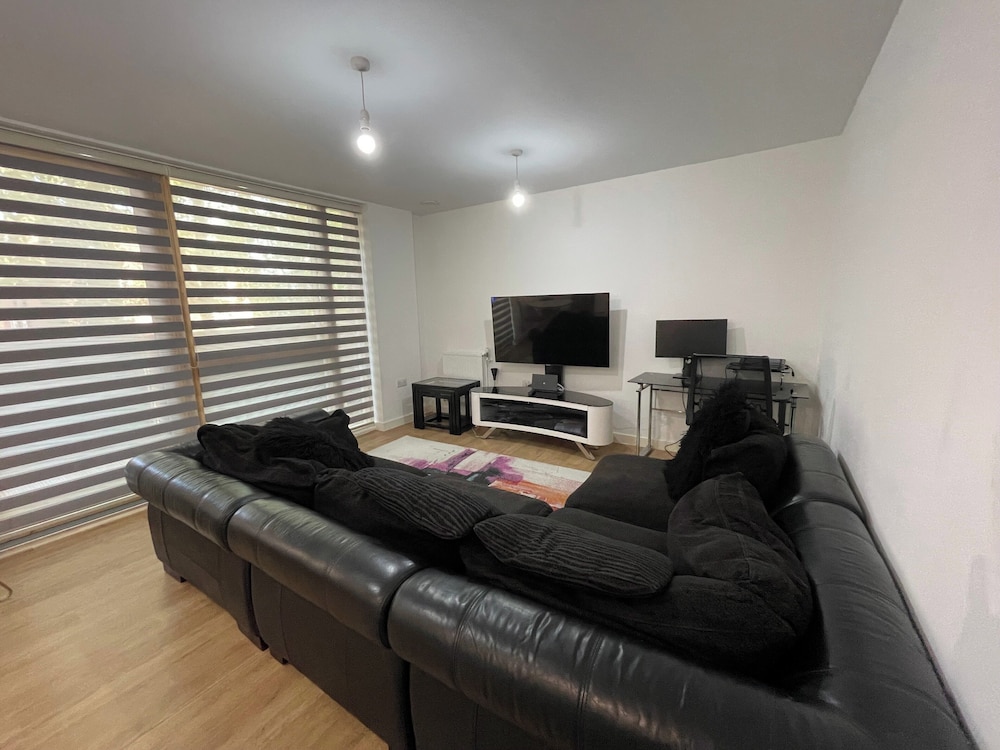 2 Bed sleeps4 parking balcony nearcitycentre — 4-Star Luxury Hotel in London, United Kingdom