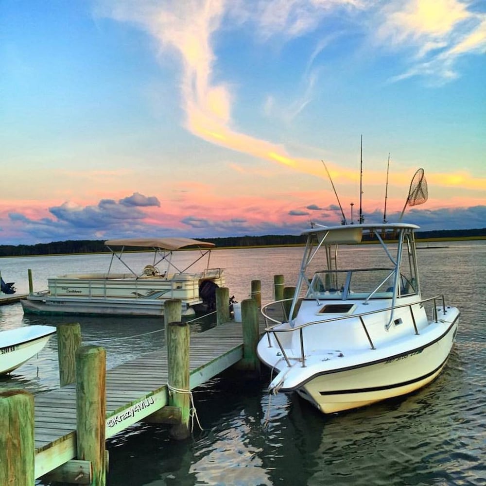 Snug Harbor Marina and Hotel - photo 31