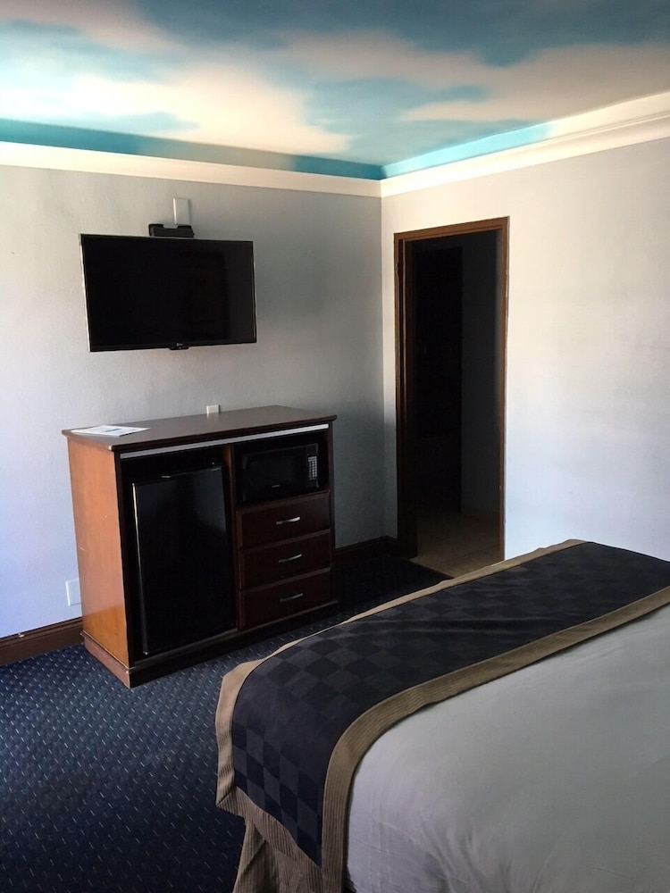 Hollywood Palms Inn and Suites - photo 25