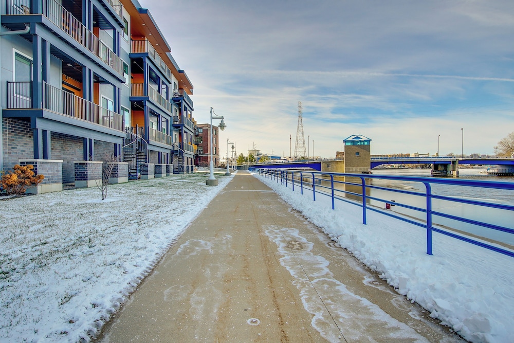 Modern South Pier Condo on Sheboygan River — Sheboygan — photo 5