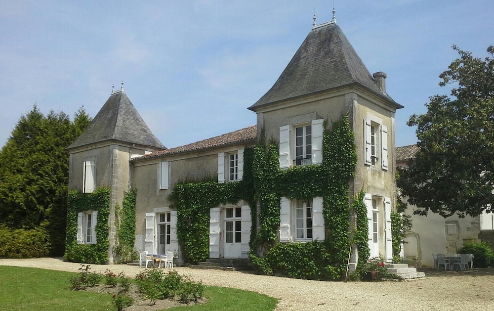 Le Logis De Ruelle — hotel in Ruelle-Sur-Touvre