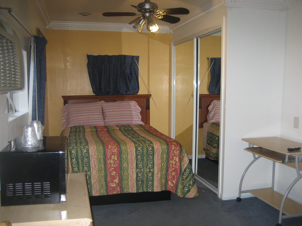 Walls Motel Long Beach - photo 18