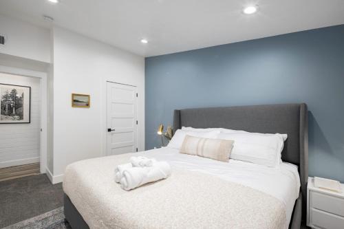 Light Filled Modern Flat Near 25th Street Fun — Ogden — photo 3