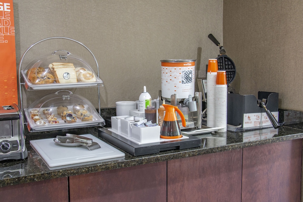 Hampton Inn Adel - photo 16