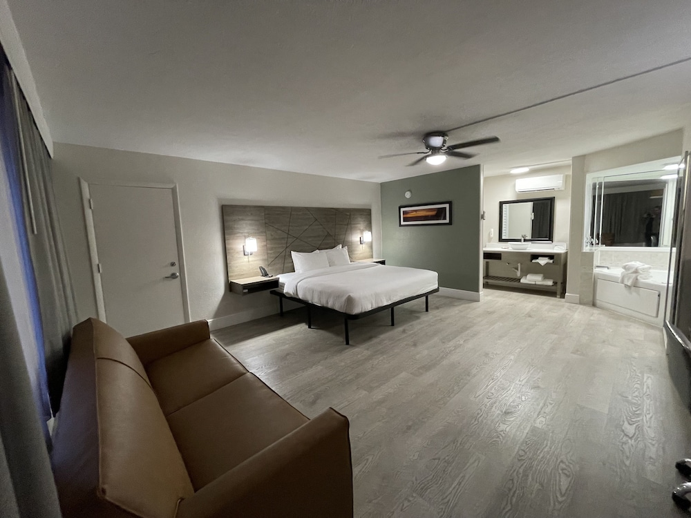 Quality Inn & Suites Airport Cruise Port Hollywood - photo 16