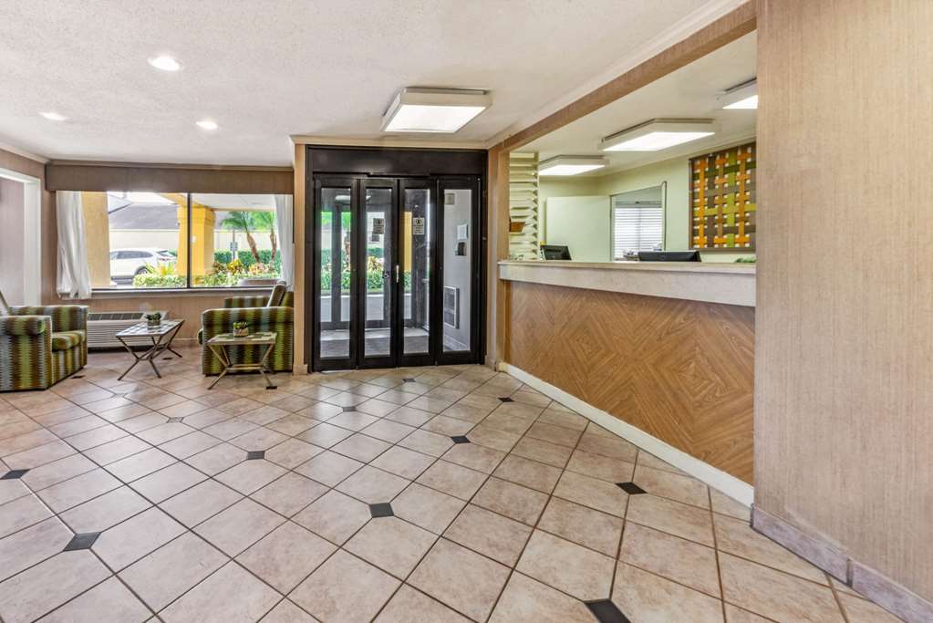La Quinta Inn & Suites by Wyndham Tampa Brandon West - photo 7