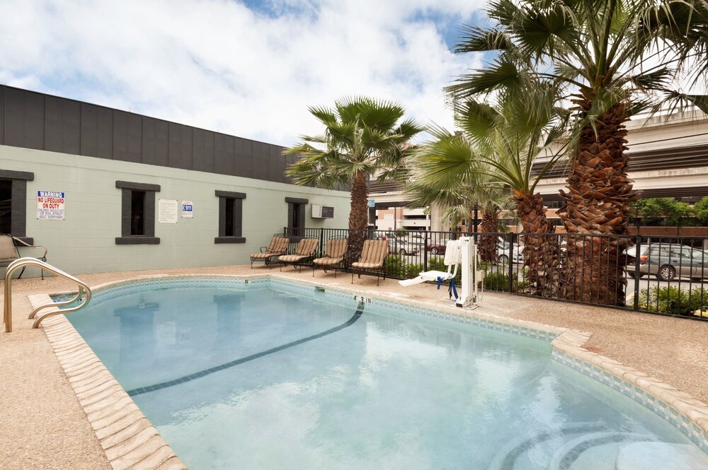 Days Inn By Wyndham Austin University Downtown - photo 20