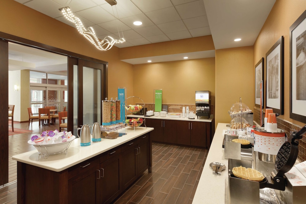 Hampton Inn St. Albans - photo 15