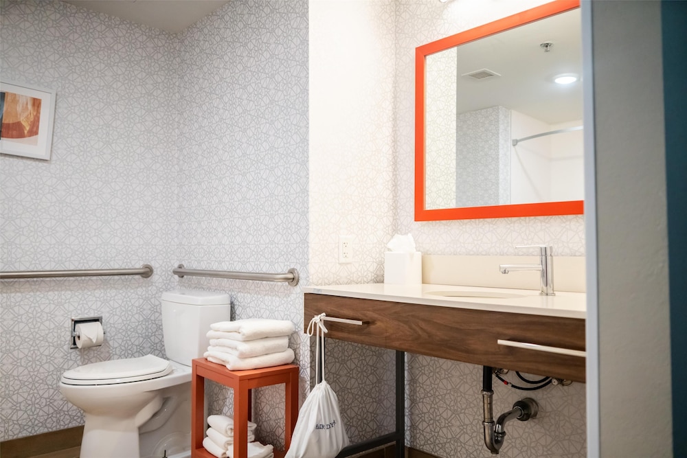 Hampton Inn Gonzales - photo 23