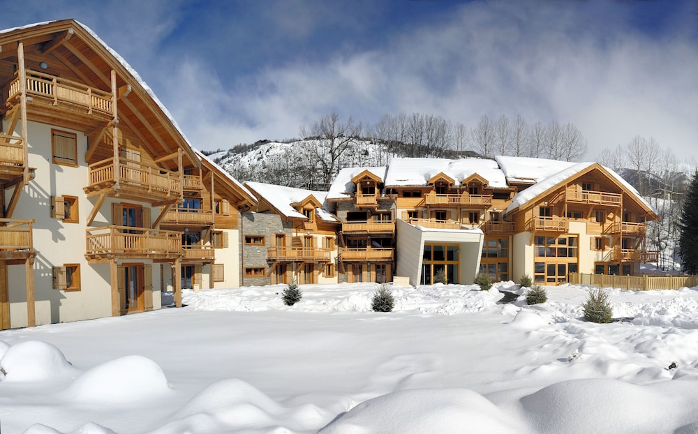 Residence Nemea L Adret — 4-Star Luxury Hotel in Saint-Chaffrey, France