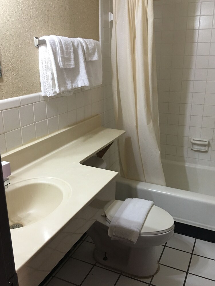 Best Value Inn Motel Sandusky - photo 50