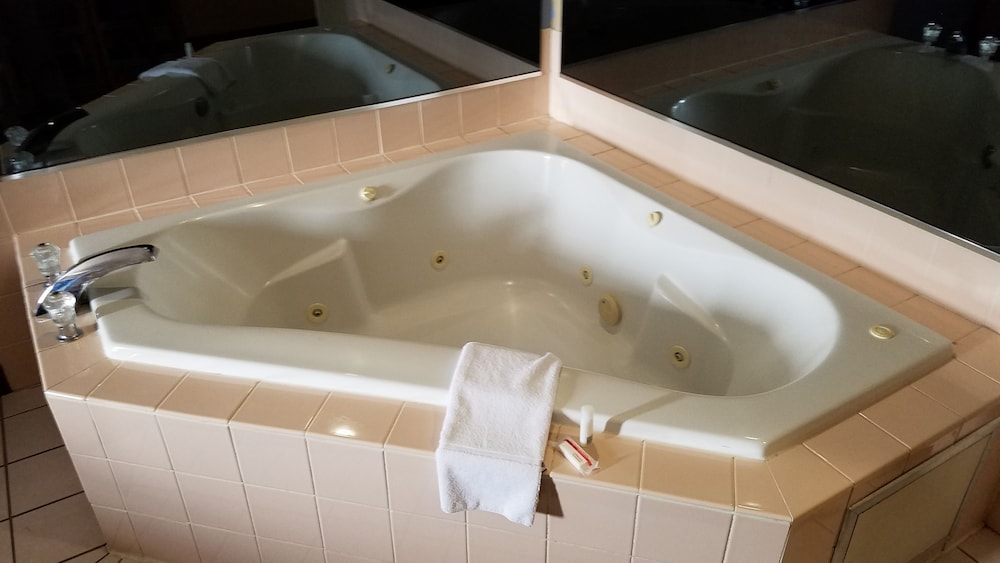 Super 8 by Wyndham Pontoon Beach IL St. Louis MO Area - photo 3