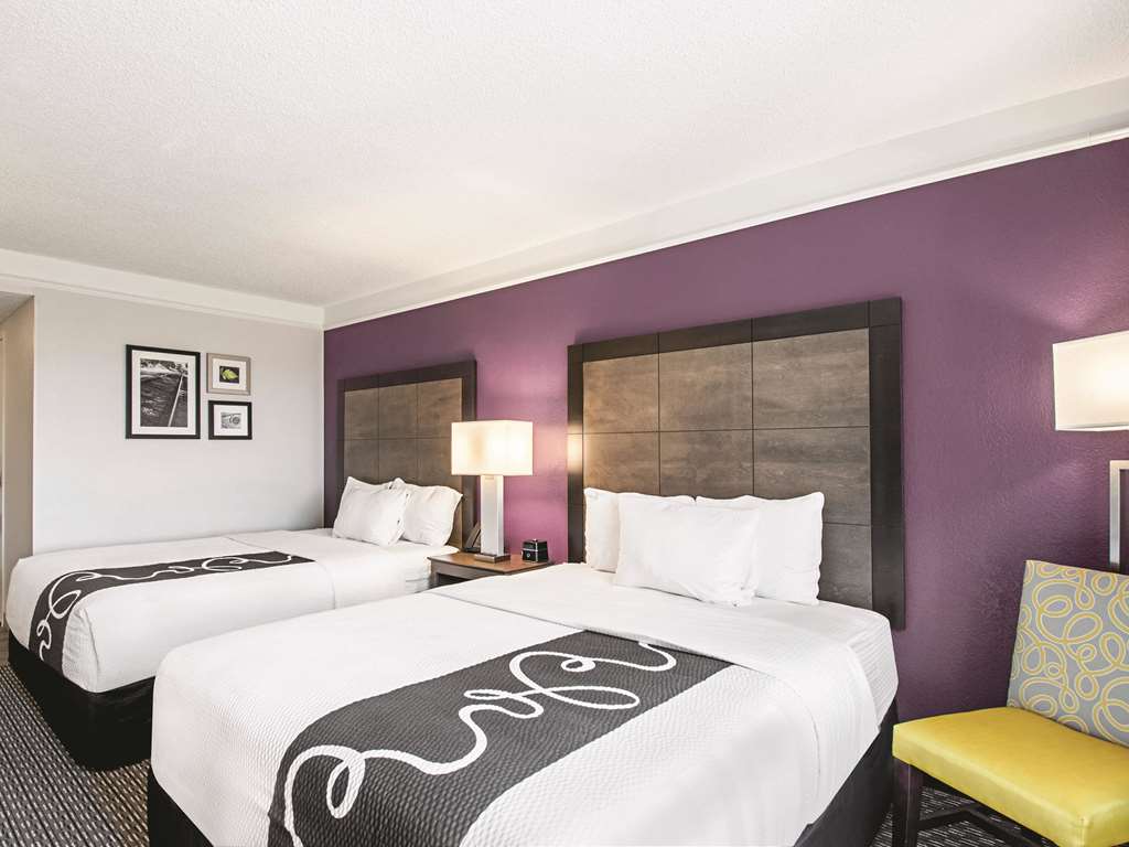 La Quinta Inn & Suites by Wyndham Cincinnati Sharonville - photo 26