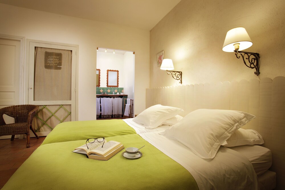 Logis de l'Astrée — 4-Star Luxury Hotel in Saintes, France