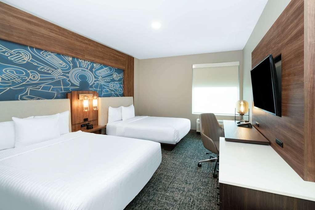 La Quinta Inn & Suites by Wyndham Nashville Downtown Stadium - photo 27